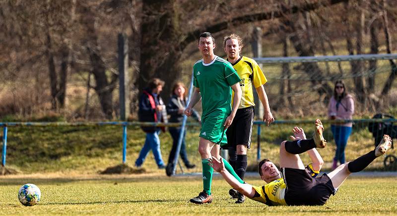 14. kolo I. B třídy: FK Horažďovice (žlutí) vs. Chanovice 3:2.