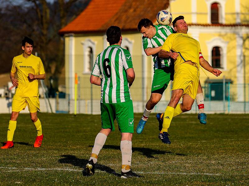 Z archivu: Fotbalisté FK Budětice 2012 (žlutí) zvládli velice náročný souboj na půdě Železné Rudy, kde ve 4. kole III. třídy zvítězili 4:3.