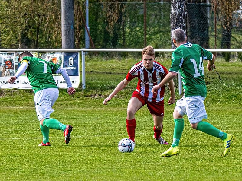 Fotbalisté FK Svéradice (na archivním snímku hráči v zelených dresech) cestují v neděli do Mochtína v roli outsidera. Překvapí domácí výběr?