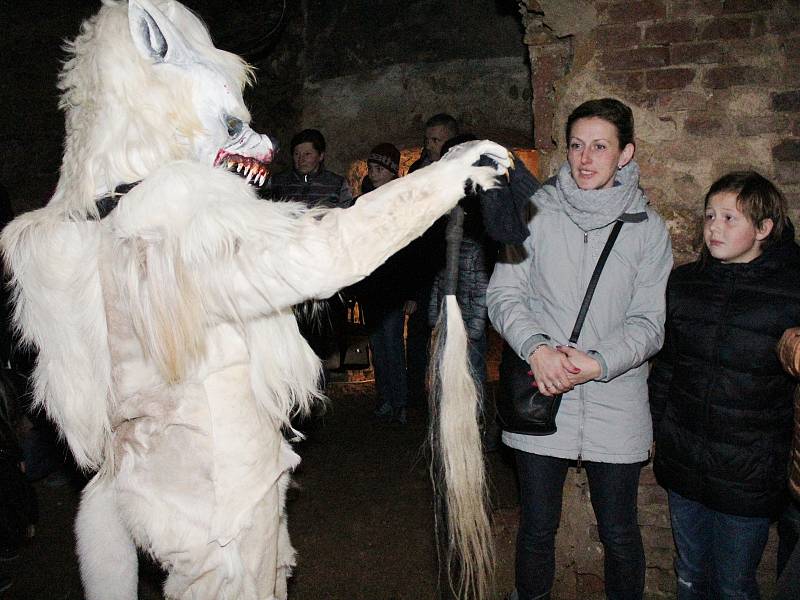 Krampusáci ve sklepení zámku v Chudenicích.