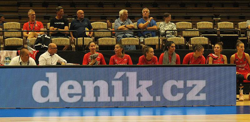 Úvodní zápas skupiny B mezi Běloruskem (v bílém) a Maďarskem (hráčky v červených dresech). Basketbalistky Maďarska vyhrály přesvědčivě 82:50.