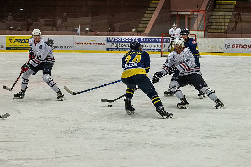 18. kolo západní konference 2. ligy: SHC Klatovy (na snímku hokejisté v bílých dresech) - HC Slovan Ústí nad Labem 0:2.