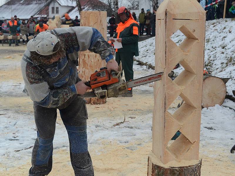 Motorovou pilou umí vytvořit  i mořského orla nebo vojáka