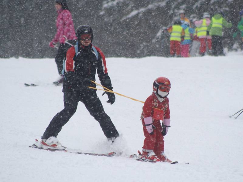 Na Špičáku bylo o víkendu živo. Otevřeli tam i snowpark.