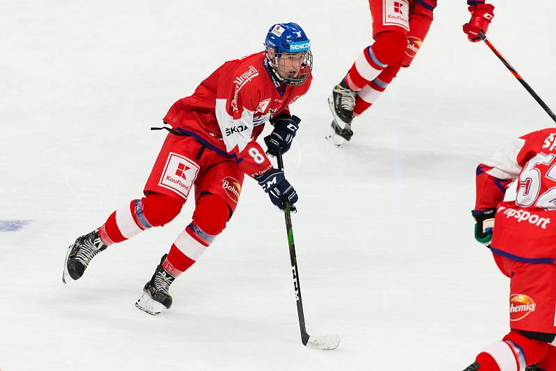 Hokejista David Jiříček si svůj debut na světovém šampionátu dospělých osladil prvním gólem.