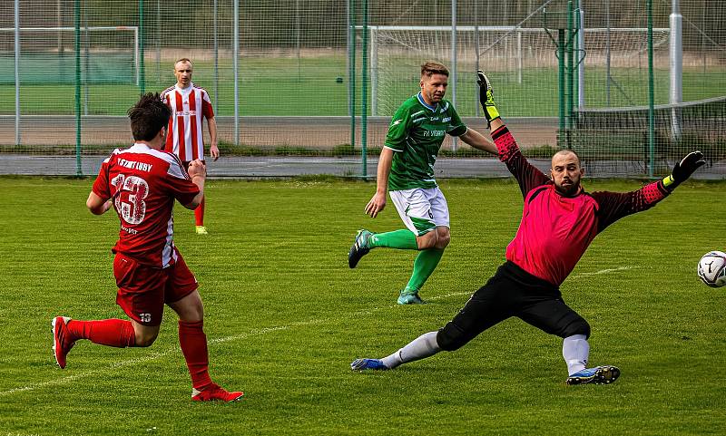 Fotbalisté FK Svéradice (na archivním snímku hráči v zelených dresech) porazili v okresním derby trápící se Pačejov jednoznačně 5:2.