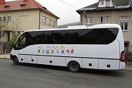 Autobus, který vozí děti do škol v Hlavňovicích a Velharticích.