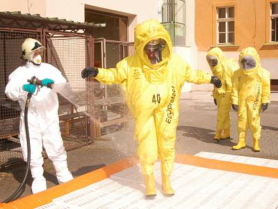 Hasiči při cvičném chemickém poplachu vynesli tři studenty