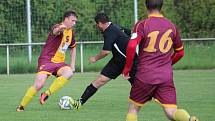 Fotbalisté Hartmanic (na archivním snímku hráči v černých dresech) deklasovali Velhartice 9:1.