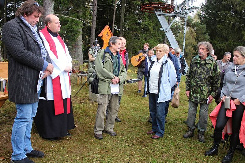 Odhalení a žehnání křížku Emila Kintzla v Kašperských Horách.