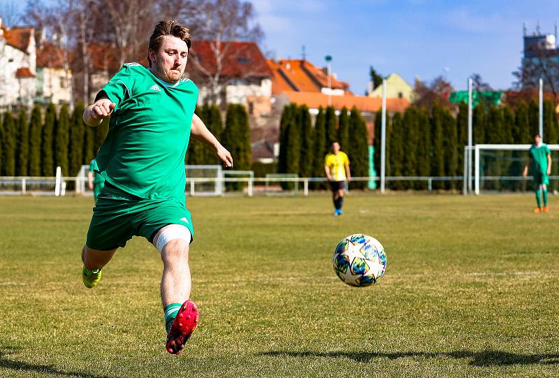 14. kolo I. B třídy: FK Horažďovice (žlutí) vs. Chanovice 3:2.