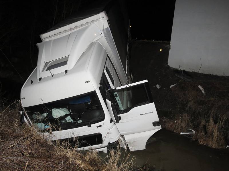 Kamion skončil u Švihova v potoce.