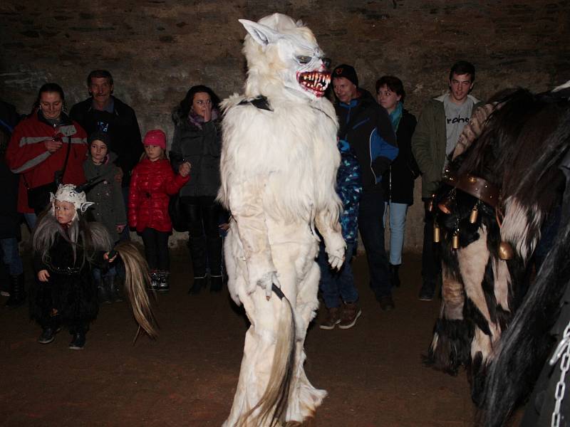 Krampusáci ve sklepení zámku v Chudenicích.