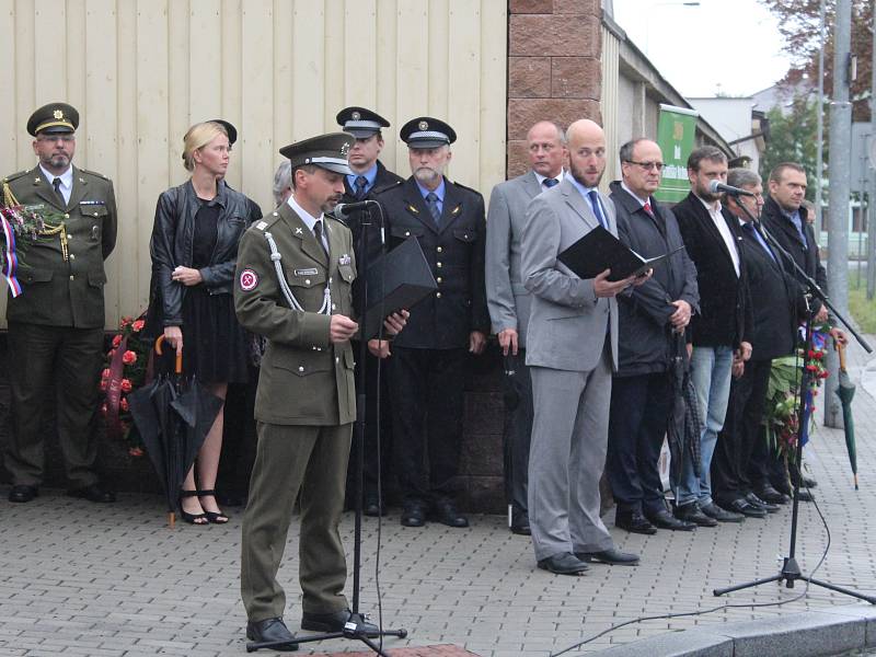 Odhalení pamětní desky na počest klatovským dragounům.