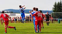 FOTBALISTÉ LUBŮ (hráči v červených dresech) sestoupili, ale  v Nýrsku (v modrém) urvali jedinou výhru venku. Foto: Aneta Kalivodová