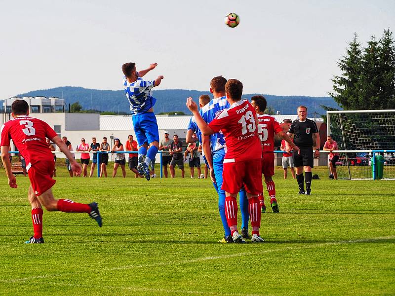 FOTBALISTÉ LUBŮ (hráči v červených dresech) sestoupili, ale  v Nýrsku (v modrém) urvali jedinou výhru venku. Foto: Aneta Kalivodová