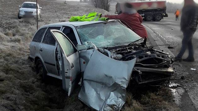 Ranní dopravní nehoda u Pláničky na Klatovsku, srazilo se osobní auto s cisternou.