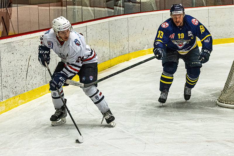 18. kolo západní konference 2. ligy: SHC Klatovy (na snímku hokejisté v bílých dresech) - HC Slovan Ústí nad Labem 0:2.