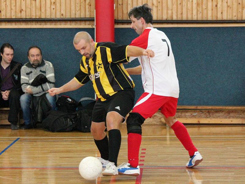 Zimní amatérská liga: Draci Klatovy (bíločervené dresy) - FC BS Stars Klatovy 4:4