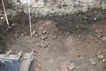 Na nádvoří muzea v Sušici nalezli archeologové kosterní pozůstatky