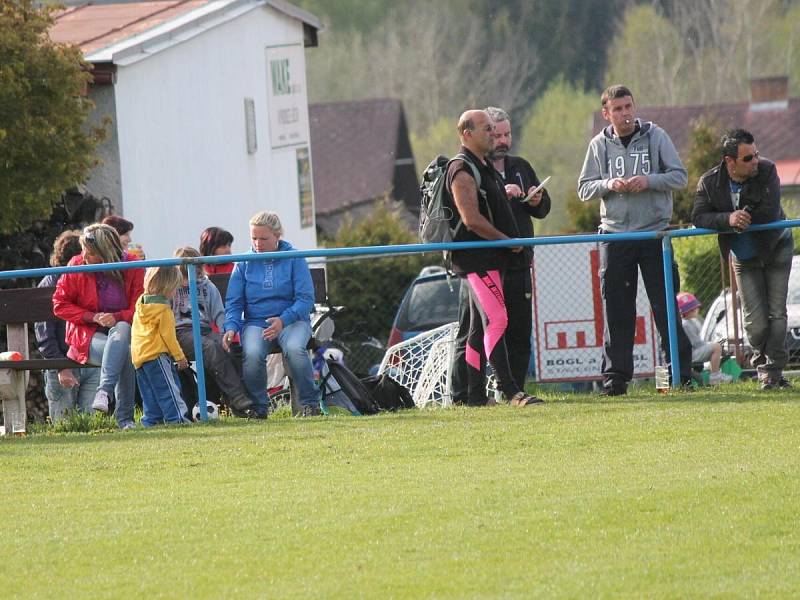 1. B třída: Dlouhá Ves (v černo-bílém) - Žichovice 4:0.