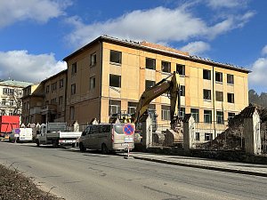 Začala demolice bývalé vojenské nemocnice v Klatovech.