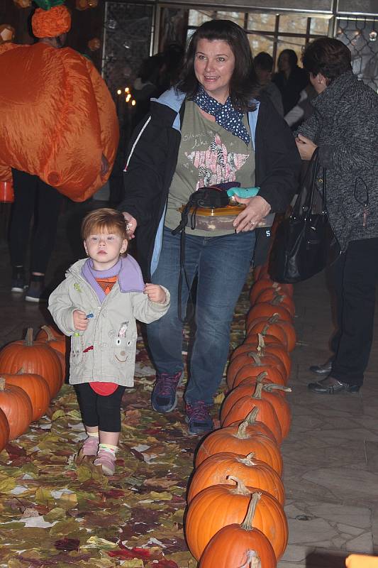 Halloweenské sladkobraní ve Svéradicích.