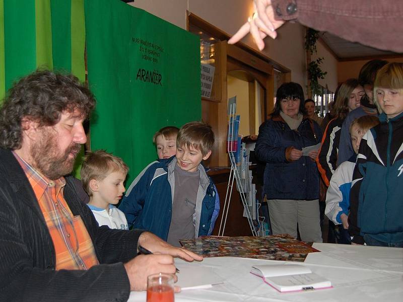 Zdeněk Troška neúnavně více než jednu hodinu podepisoval při autogramiádě různé fotografie, památníčky a plakáty.