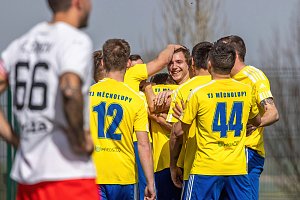 I. B třída, skupina B, 18. kolo: TJ Měcholupy (na snímku fotbalisté ve žlutých dresech) - FC Švihov 8:1 (4:0).