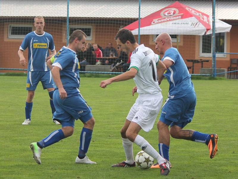 1. B třída: Měčín - Žichovice (v bílém) 1:2.