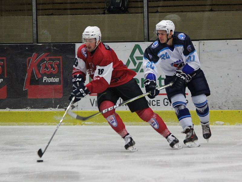 Přípravný hokejový zápas HC Klatovy (červení) - HC Škoda Plzeň. Hosté vyhráli 11:1 a dali tak dárek Martinu Strakovi k 45. narozeninám.