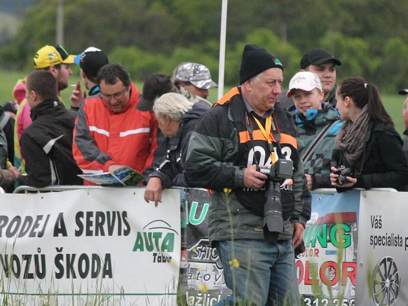 První rychlostní zkouškou 23. Historic Vltava Rallye byl tradičně Klatovský okruh.