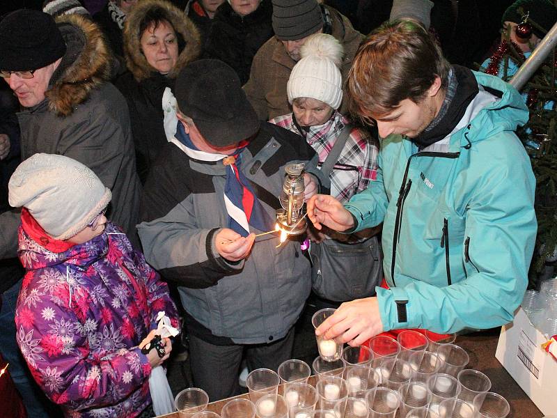 Skauti rozdávali v Klatovech Betlémské světlo.