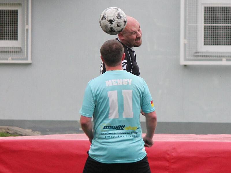 Klatovská liga v malé kopané mužů: Mengy team (v modrém) - HPP Milence 4:2.