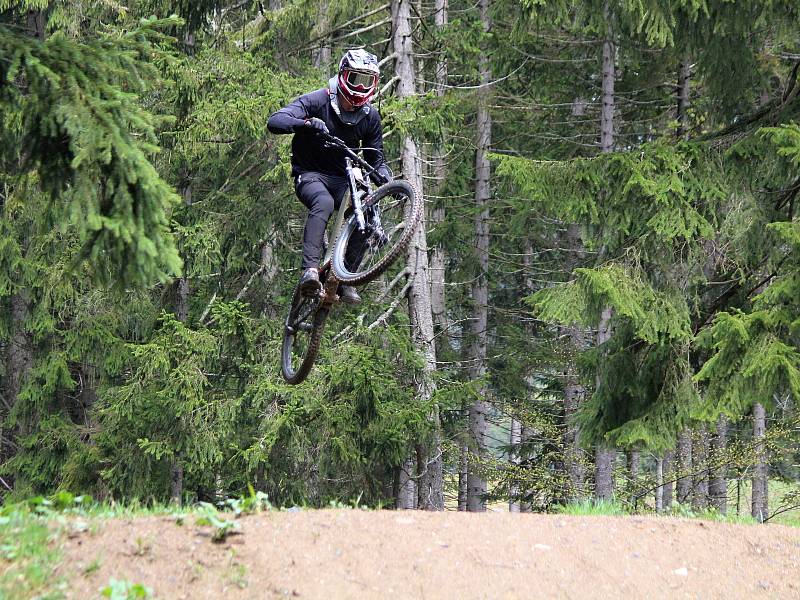 Zahájení sezony v bikeparku na Špičáku.