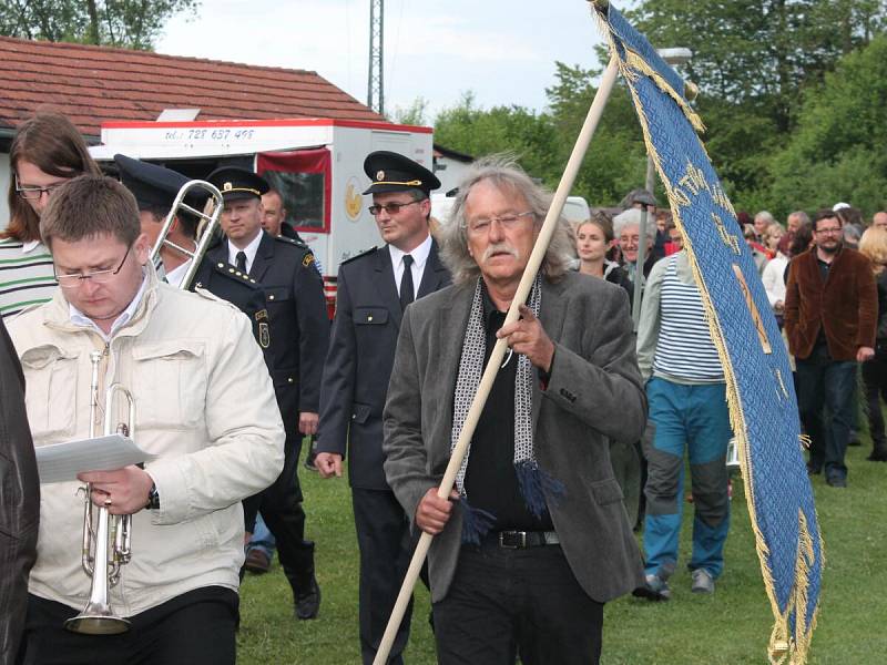 Odhalení sochy sv. Jana Nepomuckého v Čepicích