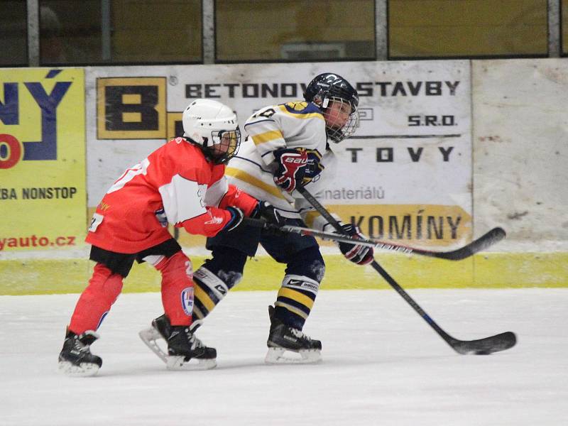 Liga mladších žáků 2017/2018: Klatovy (červené dresy) - Jindřichův Hradec 5:5.