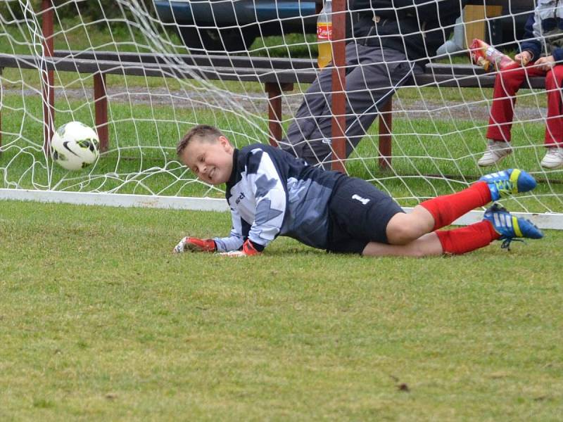 Okresní přebor mladších žáků: Pačejov (v červeném) - Bolešiny 3:2.