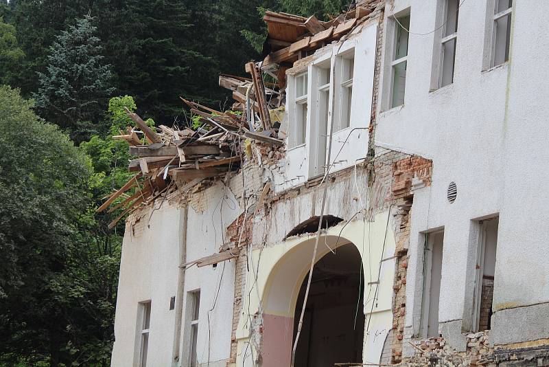 Bourání hotelu Rixi na Špičáku.