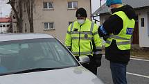 Policie má dodržování například pohybu v rámci okresu kontrolovat. Lidé mohou dostat pokutu až dvacet tisíc korun.