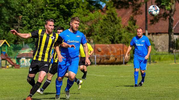 Okresní přebor, 25. kolo: TJ Sokol Hradešice (na snímku fotbalisté ve žlutočerných dresech) - TJ Sokol Vrhaveč (modří) 1:0.