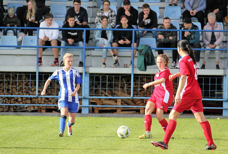 9. kolo divize žen, skupina C: SK Klatovy 1898 (na snímku fotbalistky v červených dresech) - TJ Jiskra Domažlice 1:1 (1:0).