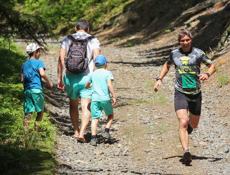 Běžci si tradiční závod Zelenským údolím užili.