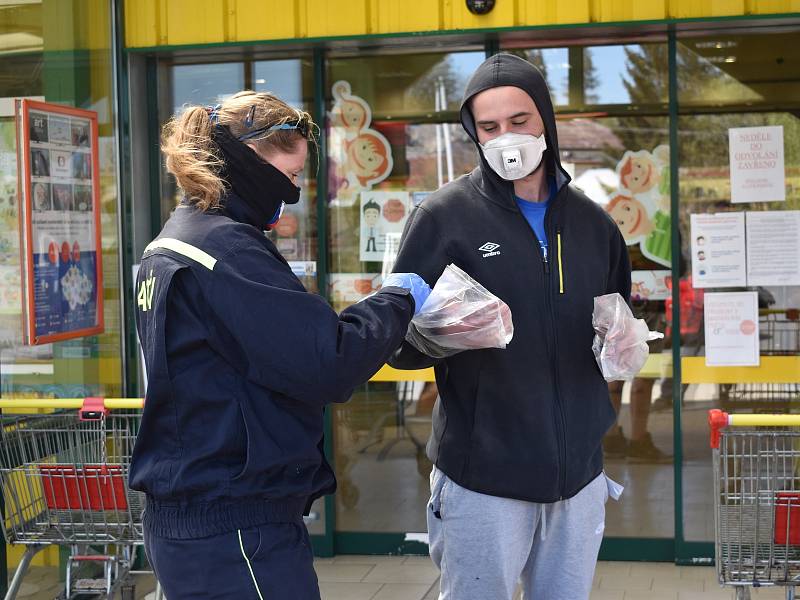 Dobrovolní hasiči z Bystřice nad Úhlavou pomáhají u supermarketu v nedalekém Nýrsku.