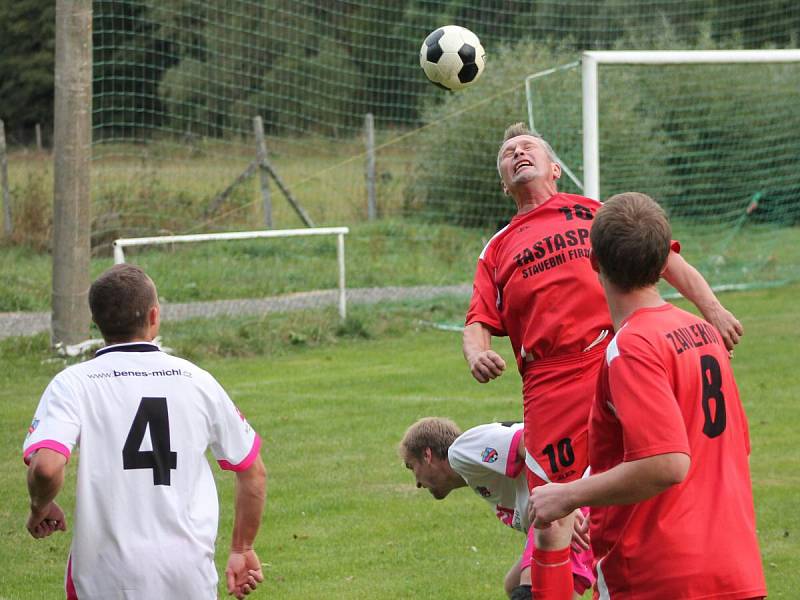 Velhartice (bílé dresy) porazily Zavlekov 2:1