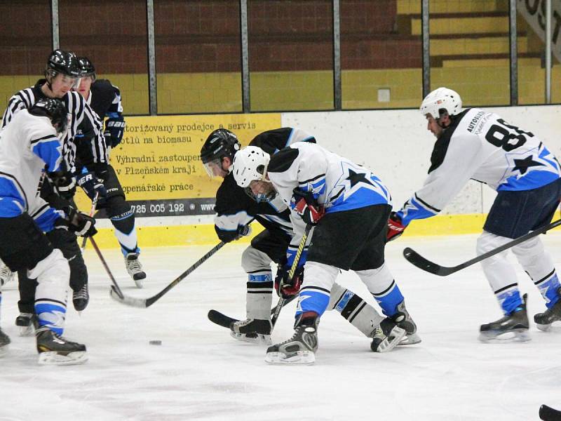 Šumavská liga amatérského hokeje: HC AutoKempf (bílé dresy) - HC Poběžovice 6:1