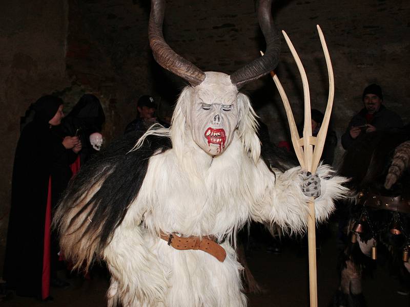 Krampusáci ve sklepení zámku v Chudenicích.