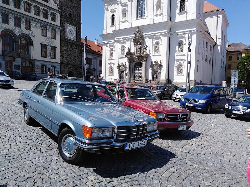 Sraz vozů značky Mercedes v Klatovech.