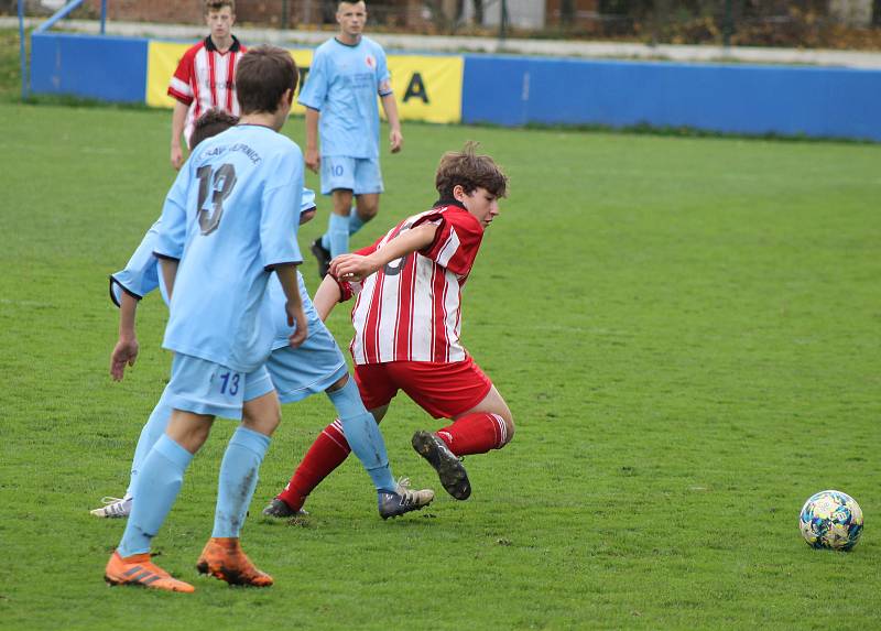 Fotbalisté SK Klatovy 1898 U17 (na archivním snímku hráči v červených dresech) rozcupovali Vejprnice (v modrém) vysoko 8:2. Pět branek vstřelil Adam Hošek.