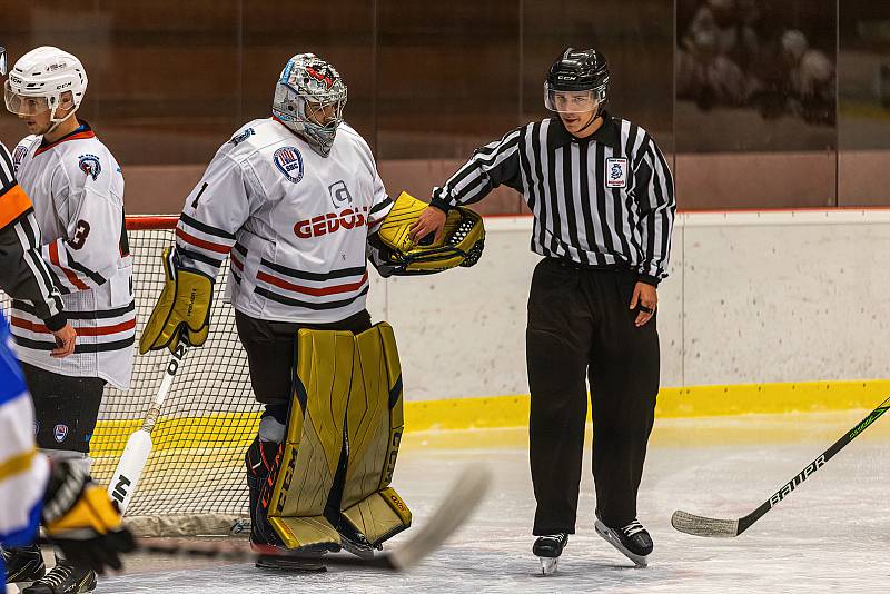 2. liga, skupina Západ (3. kolo): SHC Klatovy (na snímku hokejisté v bílých dresech) - HC Řisuty 6:3 (3:0, 1:1, 2:3).